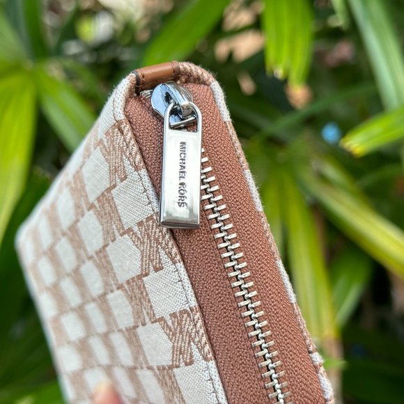 Michael Kors COOPER Large Tech Zip Around Wallet Jacquard Brown Multi - Picture 11 of 11